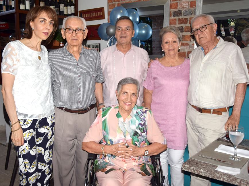 Yolanda Giraldo, Antonio Giraldo, Alfonso Vargas, Sonia De  Giraldo, Carlos Giraldo y  la cumpleañera.